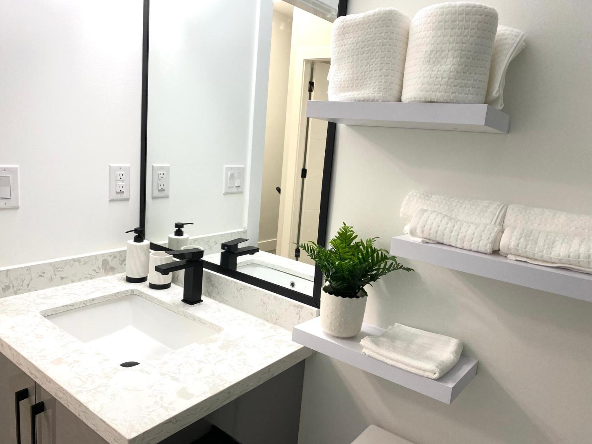 Modern And New House Near Pne With Big Garden And Free Parking Apartamento Vancouver Exterior foto
