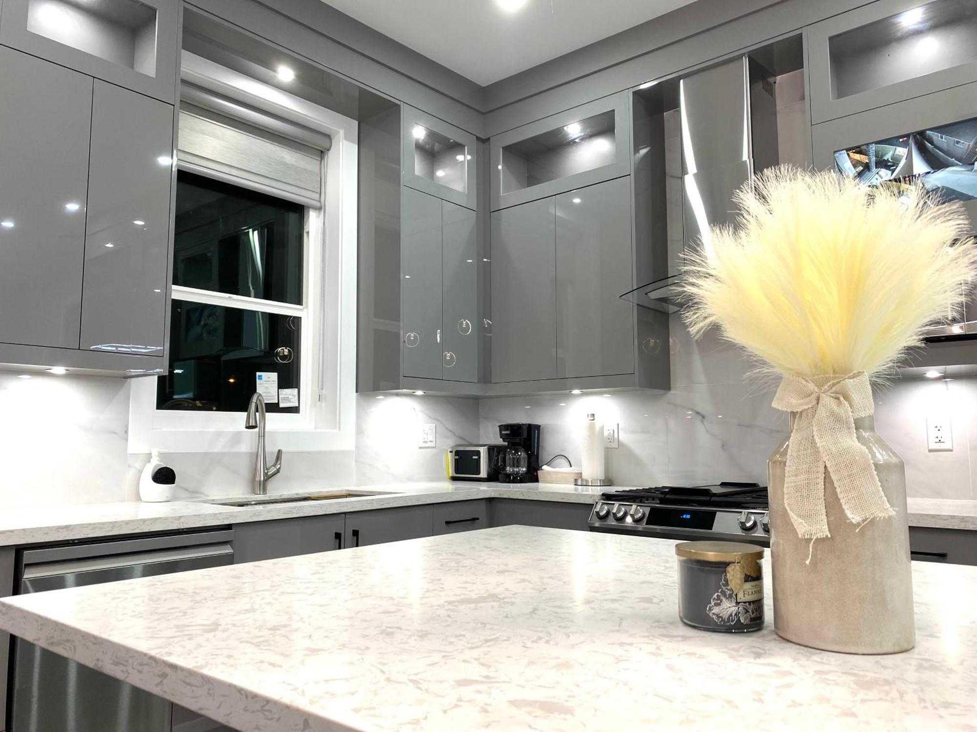 Modern And New House Near Pne With Big Garden And Free Parking Apartamento Vancouver Exterior foto
